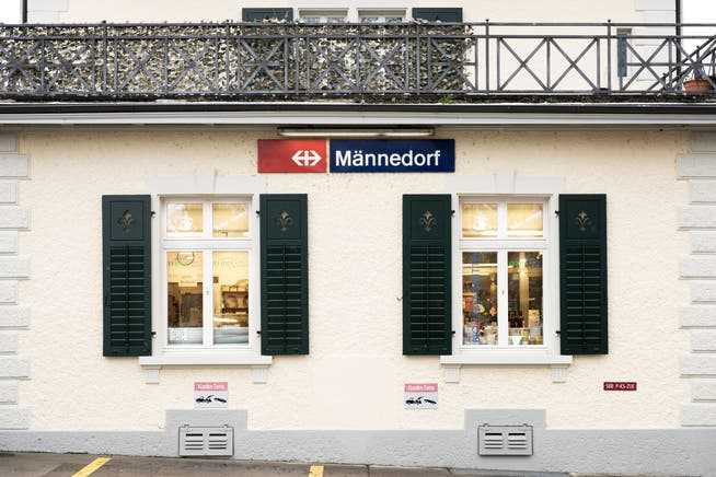 Schon heute wird das Bahnhofsgebäude in Männedorf zum Teil anderweitig genutzt. Nun verschwindet auch der bediente Schalter.