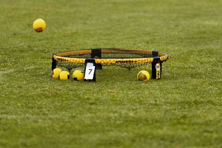 A net reminiscent of a trampoline and a yellow rubber ball - that's all you need to play Roundnet.