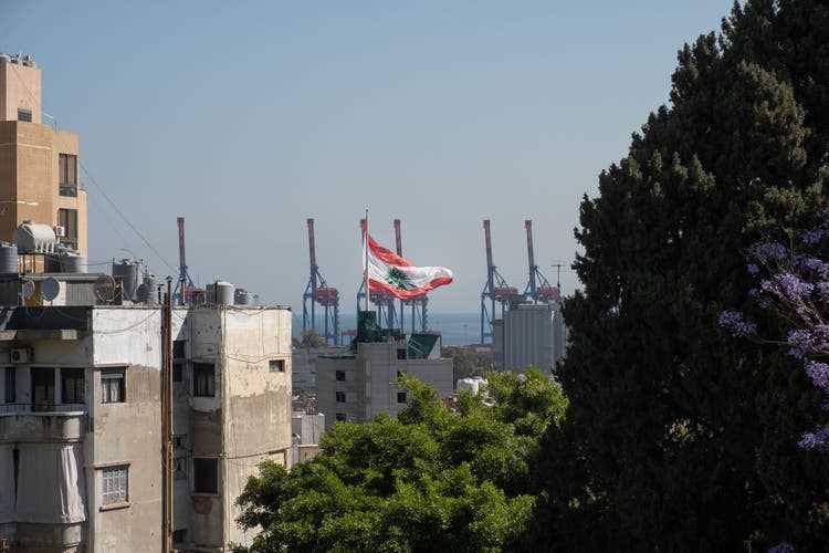 Kräne im Hafen von Beirut. Im August 2020 verwüstete eine Explosion im Hafen die halbe Stadt.