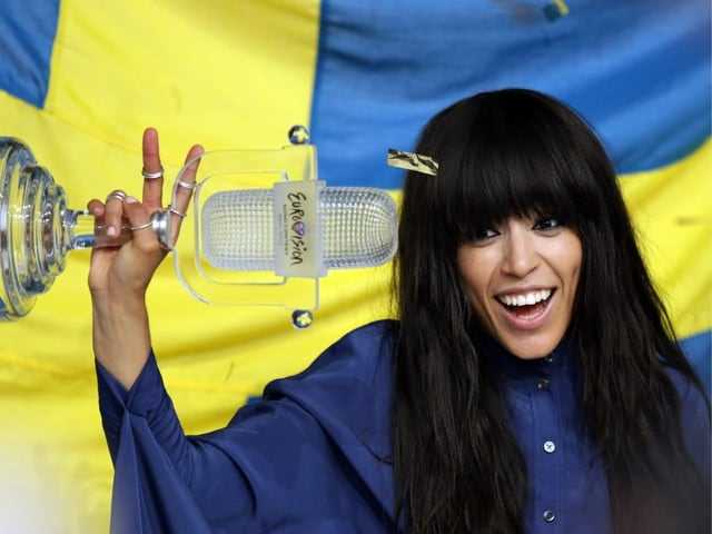 Loreen with the trophy.