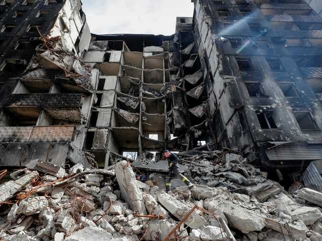 Destroyed Mariupol: Rescue workers remove the rubble of a building (April 10, 2022).