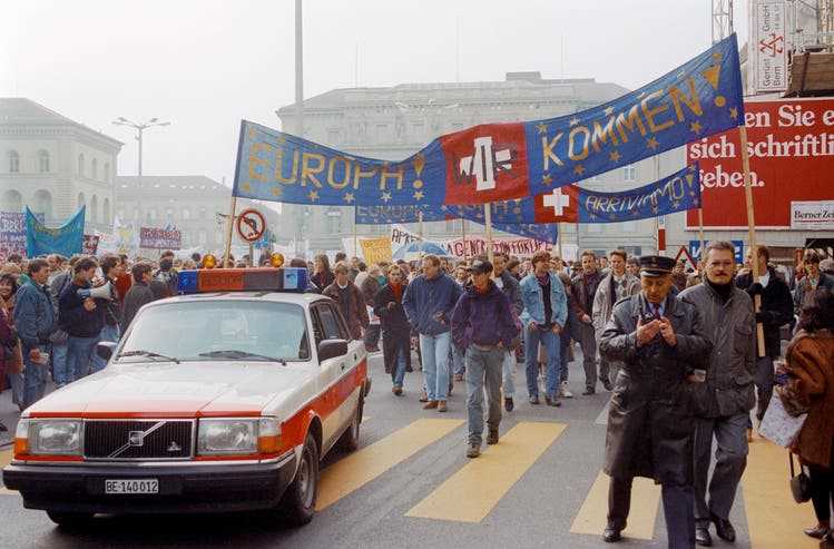 «Europa wir kommen!»: Knapp zwei Wochen nach dem EWR-Nein an der Urne demonstrieren am 19. Dezember 1992 mehrere tausend Personen vor dem Bundeshaus für eine solidarische Schweiz in Europa.