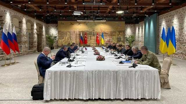 Russische und ukrainische Unterhändler bei Verhandlungen Ende März in Istanbul