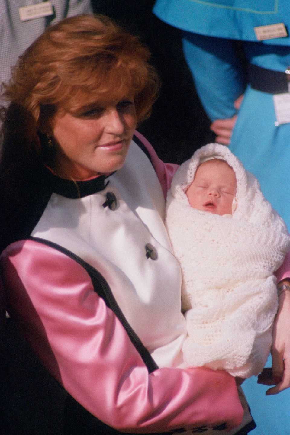 1990  Sarah Ferguson verlässt mit ihrer zweiten Tochter, der neugeborenen Prinzessin Eugenie, das "Portland Hospital".