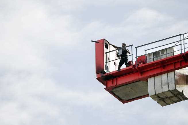 The 34-year-old man throws objects at the rescue workers on the aerial platform, injuring a firefighter.