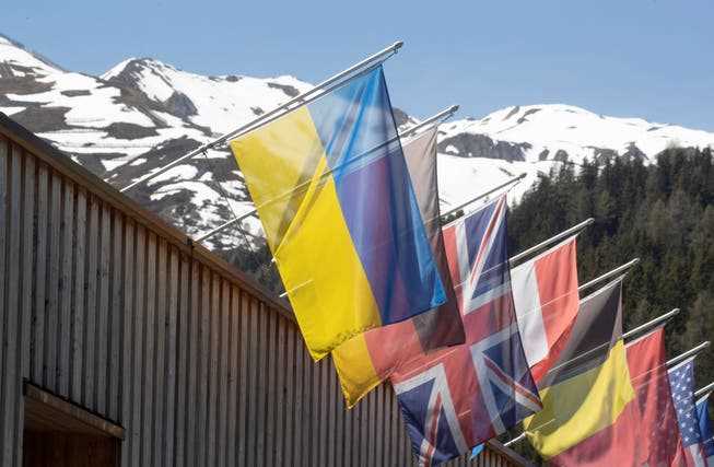Die Flagge der Ukraine steht am WEF an erster Stelle.