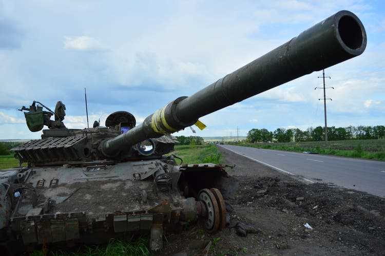 A destroyed tank between Vilkhivka and Kharkiv.
