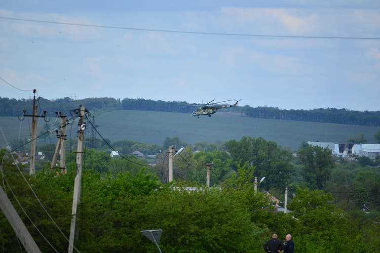 A Ukrainian helicopter over Vikhivka.