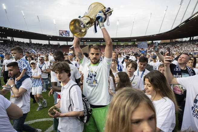 FCZ captain Yanick Brecher carries the championship trophy in the crowd in the Letzigrund.