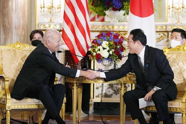 Joe Biden shakes hands with Japanese Prime Minister Fumio Kishida.