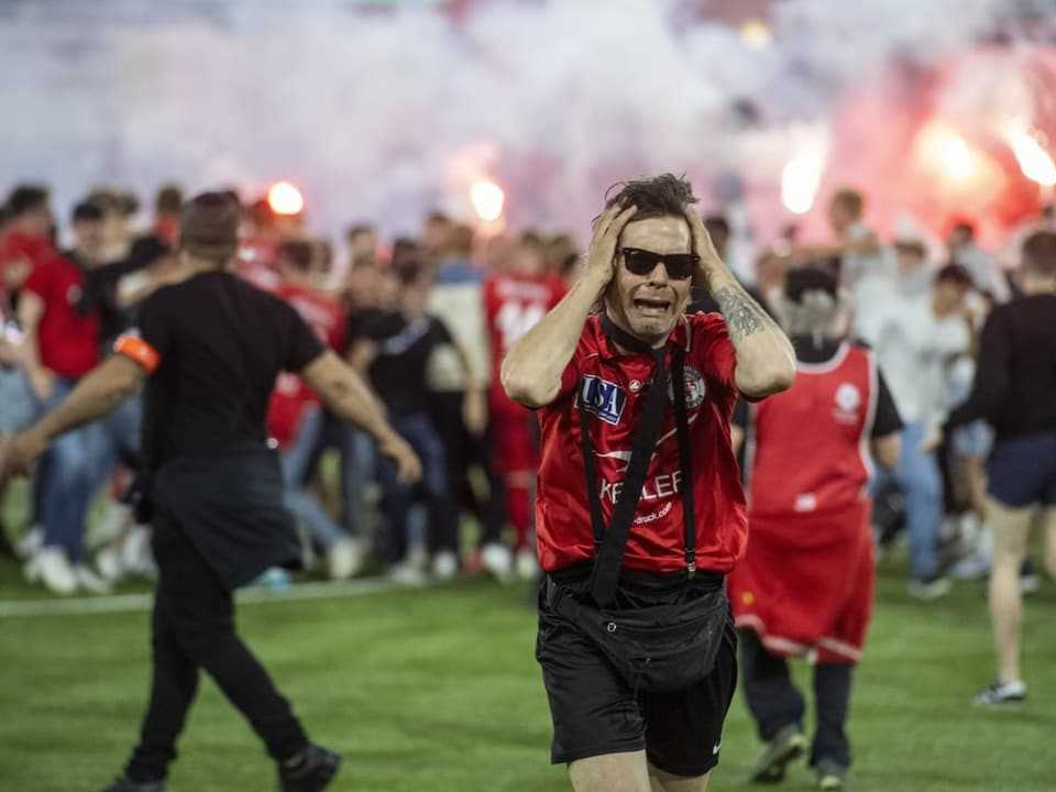 Fans in euphoria after FC Winterthur's victory. 