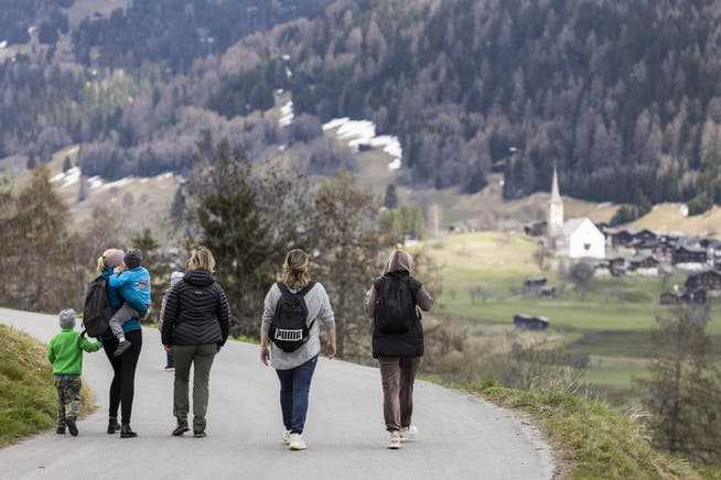 Ukrainian refugees with Valais acquaintances on a hike in April 2022.