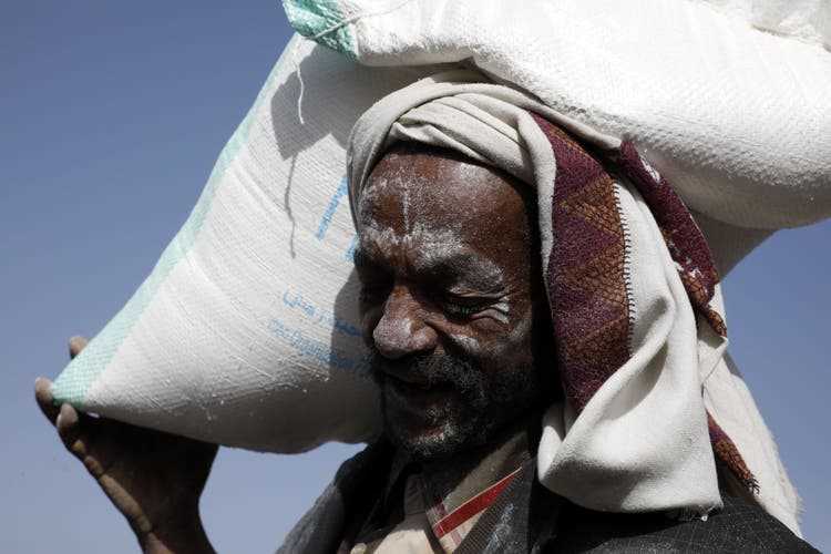 Famine is followed by waves of refugees: a displaced person in Yemen receives food aid.