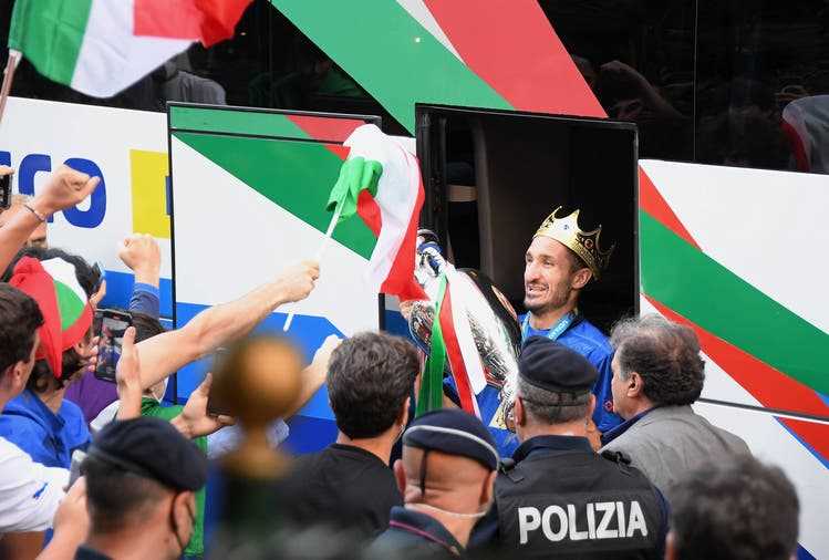 Arrival at the Hotel Parco dei Principi in Rome after the 2021 European Championship title: Captain Giorgio Chiellini gets out of the team bus with the crown and trophy.