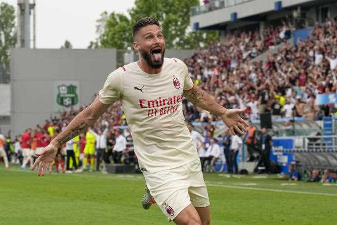 Olivier Giroud celebrates his double scored on the lawn of Sassuolo with AC Milan during the last day of Serie A, May 22.