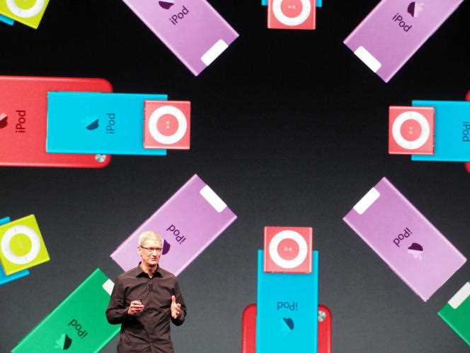 Apple CEO Tim Cook introduces the new iPod Nano in San Francisco, California, 2012. 