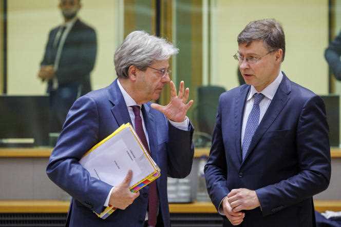 Economy Commissioner Paolo Gentiloni (left) and European Commission Vice-President Valdis Dombrovskis in Brussels, Belgium, May 23, 2022.