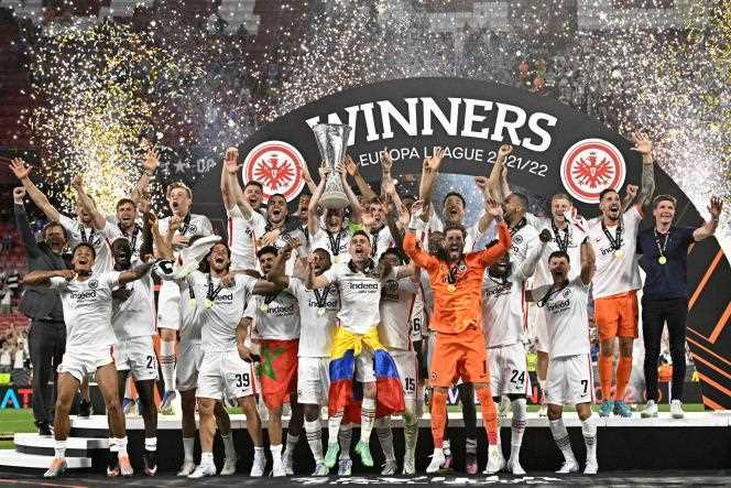 Eintracht Frankfurt captain Sebastian Rode holds up the Europa League in the middle of his teammates, in Seville (Spain), May 18, 2022.