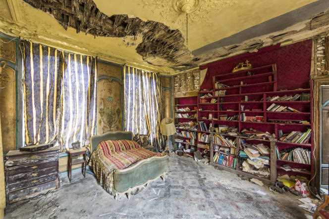 The library of an abandoned castle in the Somme has been converted into a bedroom.  Photo from the book “Urbex monde”, by Jonk.