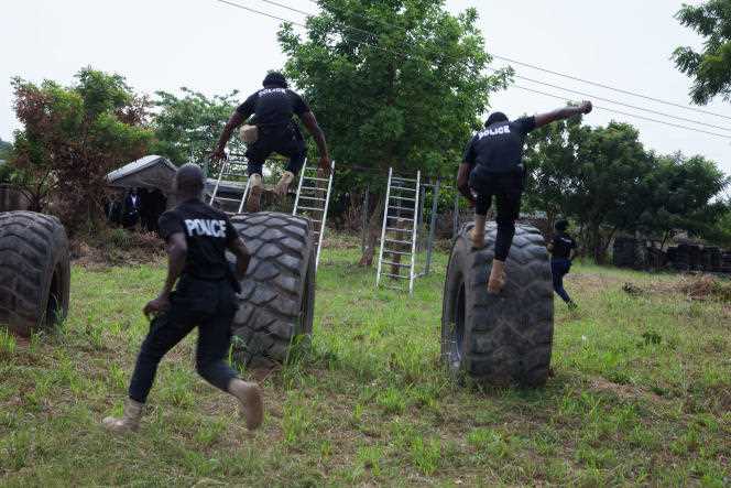 Ghanaian police officers from a counter-terrorism unit train in Accra, October 2016.