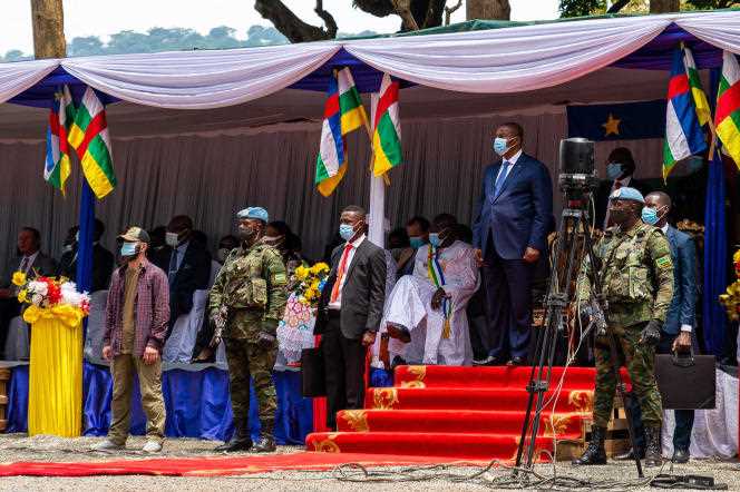 Central African President Faustin Archange Touadéra in Bangui, August 13, 2021, protected by the presidential guard and elements of the Russian private security company Wagner. 
