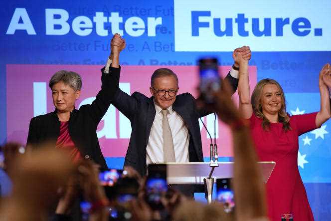 Anthony Albanese surrounded by his partner Jodie Haydon (right), and Labor Senator Penny Wong, after his victory in the legislative elections, in Sydney (Australia), May 22, 2022.
