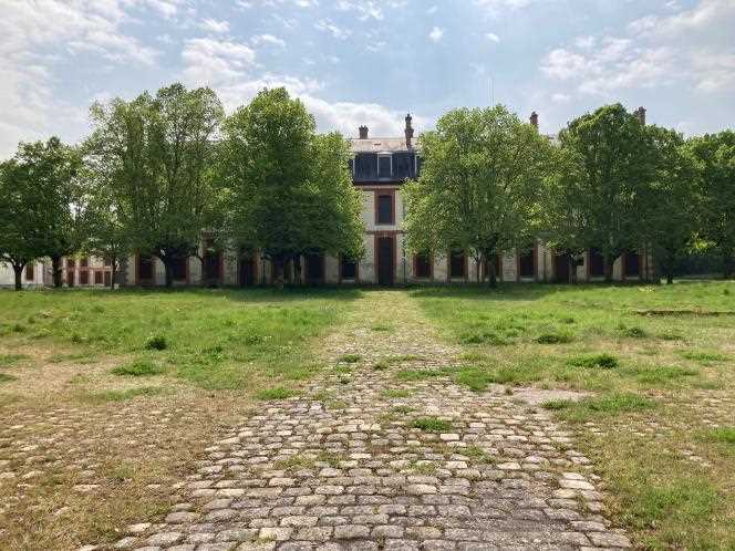 Les Héronnières, former barracks on the grounds of the Château de Fontainebleau. 