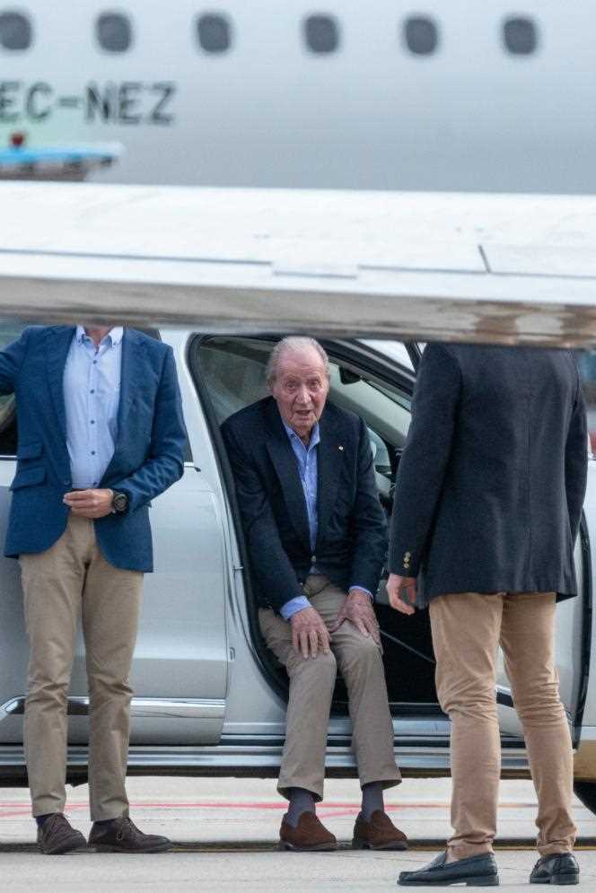 Spain's former king Juan Carlos after arriving at Vigo-Peinador airport in Galicia on a private jet from Abu Dhabi, United Arab Emirates on May 19, 2022. A visit that causes controversy in Spain.