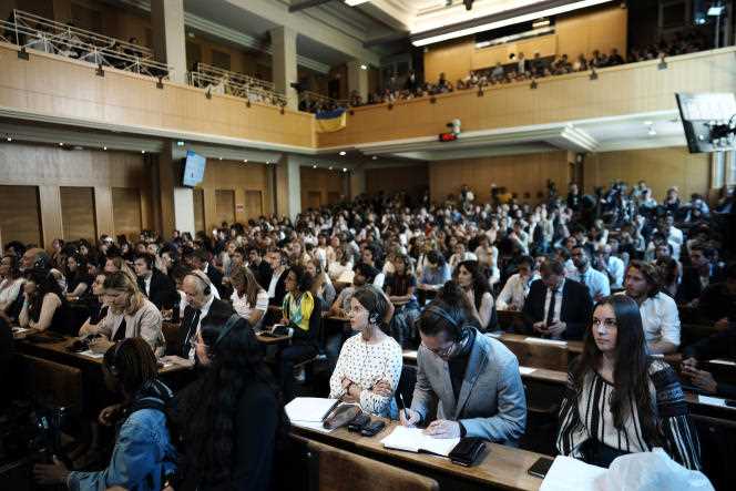 Students from Sciences Po Paris, during the video exchange with Ukrainian President Volodymyr Zelensky, in Paris, May 11, 2022.