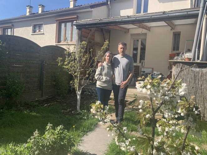 Célia and Yvan Hacherez, in their garden, in Alençon (Orne), on April 8.  On the far left, the house of their rowdy neighbor.