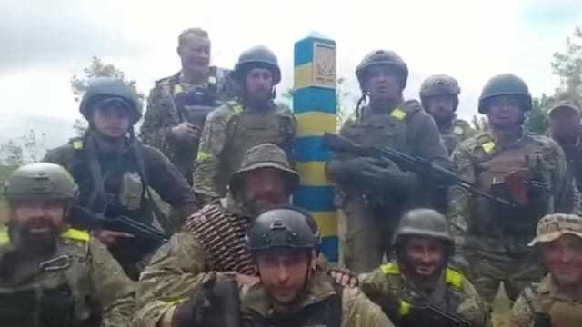 Die ukrainischen Soldaten an der Grenze zu Russland. 