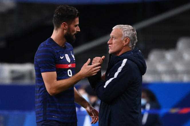 Olivier Giroud in discussion with his coach, Didier Deschamps, after his replacement against Ukraine, in a friendly match, on October 7, 2020, in Saint-Denis (Seine-Saint-Denis).