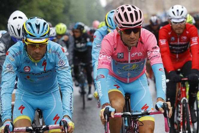 Vincenzo Nibali (on the right with the pink jersey) is the last Italian winner of the Tour of Italy, in 2016.