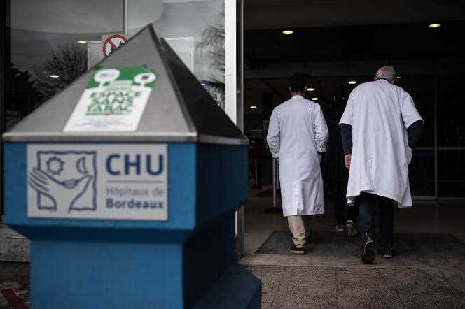 Members of the medical staff return to work after observing a minute of silence, as they gathered in front of the CHU Pelegrin in Bordeaux, on February 4, 2022, to denounce the lack of staff and the poor working conditions leading to a catch degraded management of patients in the emergency department of the hospital. 