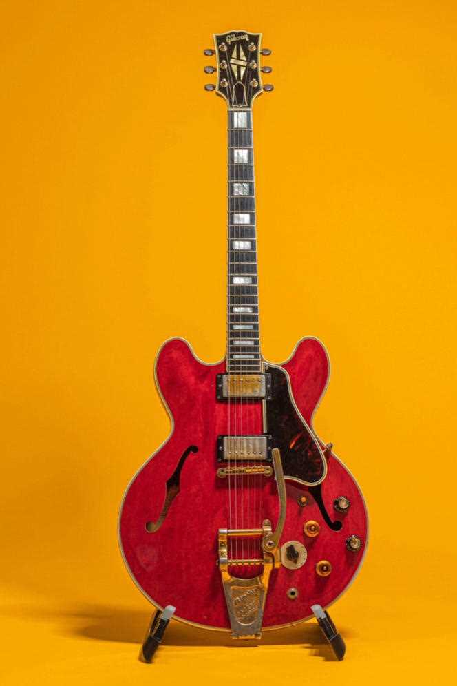 The 1960 Gibson ES355 that belonged to Noel Gallagher, damaged on August 28, 2009 in Rock-en-Seine and then restored by the French luthier Philippe Dubreuille.