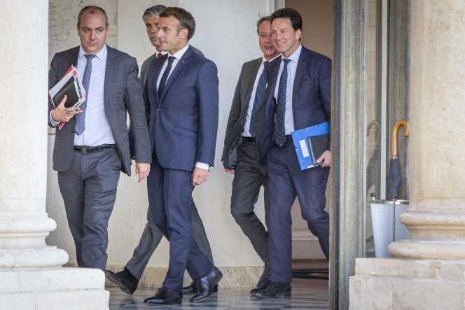 Emmanuel Macron receives the social partners, here with Laurent Berger (CFDT) and Geoffroy Roux de Bézieux (Medef), at the Elysée, June 24, 2020.