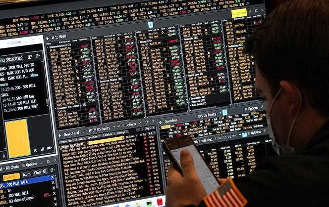 A trader works on the floor of the New York Stock Exchange at the closing bell, January 14, 2022.