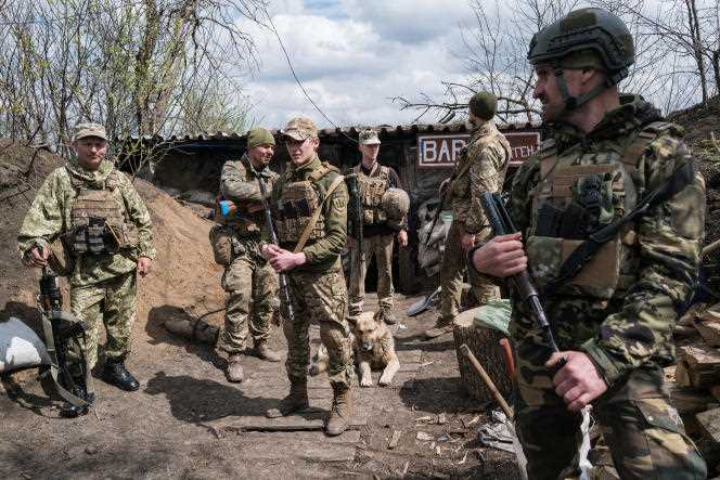 Ukrainian soldiers, on the Donbass front, April 21, 2022.