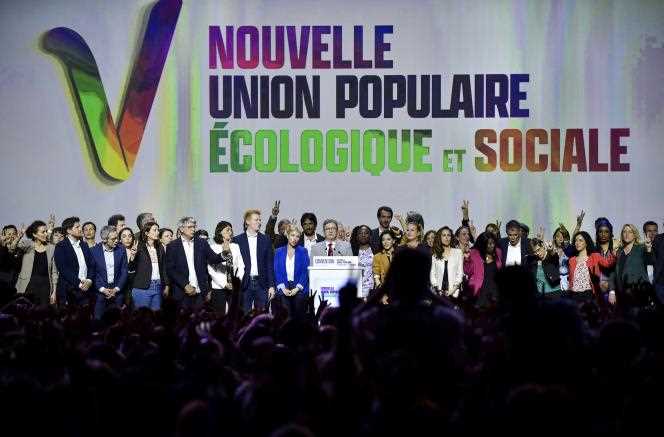 Jean-Luc Mélenchon at the podium, surrounded by political leaders from La France insoumise, Europe Ecologie-Les Verts and the Socialist Party, during the launch of the Nupes, on May 7, 2022, in Aubervilliers (Seine-Saint-Denis) .