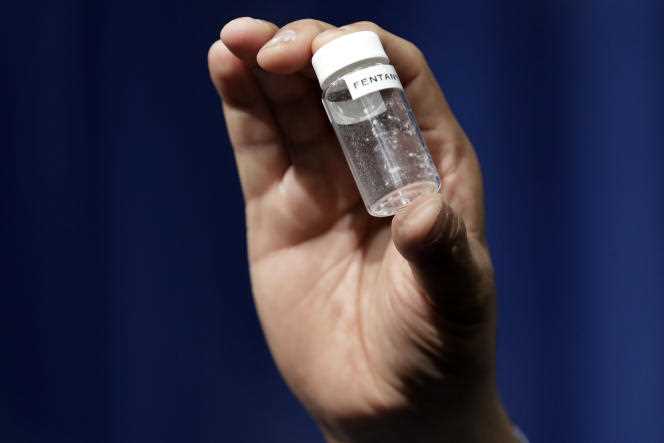 After a press conference on deaths from fentanyl exposure, a reporter shows the amount of fentanyl that can be deadly, at DEA headquarters in Arlington, Virginia on June 6, 2017. 