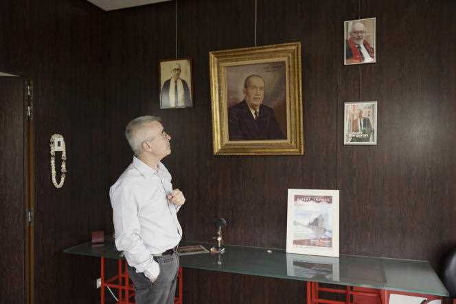 Yves Veyrier, outgoing general secretary of the Force Ouvrière union, in front of the portraits of his predecessors, at the headquarters of the central, in Paris, on May 28, 2022.