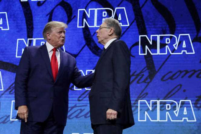 Donald Trump and Wayne Lapierre, president of the NRA, the main American arms lobby, during its annual convention, in Houston (Texas), on May 27, 2022.