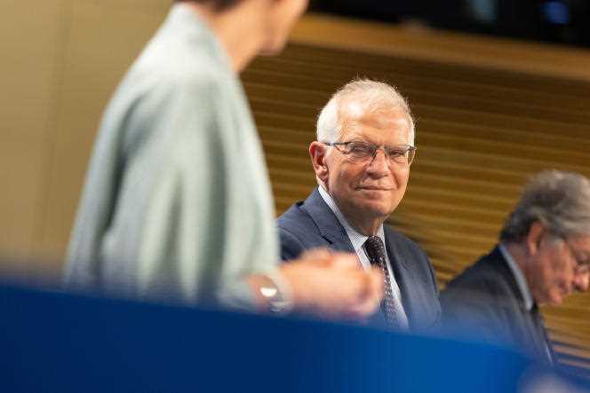 The High Representative of the European Union for Foreign Policy, Josep Borrell, and the Commissioner for the Internal Market, Thierry Breton (right), in Brussels, May 18, 2022.