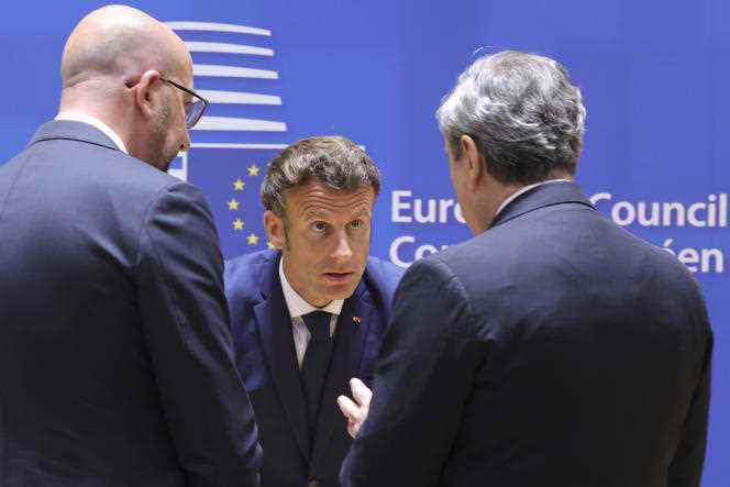 Emmanuel Macron talks to his European colleagues during a Council of Europe summit in Brussels on May 30, 2022. 