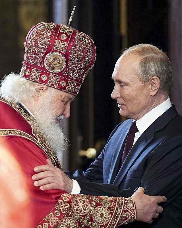 Patriarch Kirill und  Wladimir Putin umarmen sich