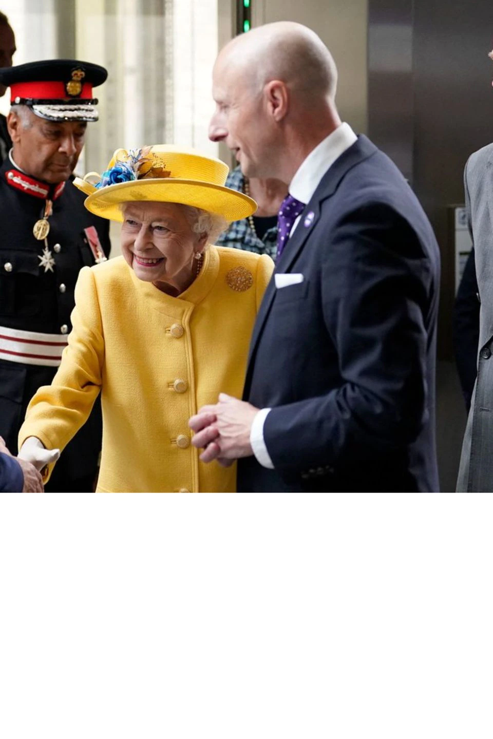 Die Queen strahlte in London in einem gelben Outfit.