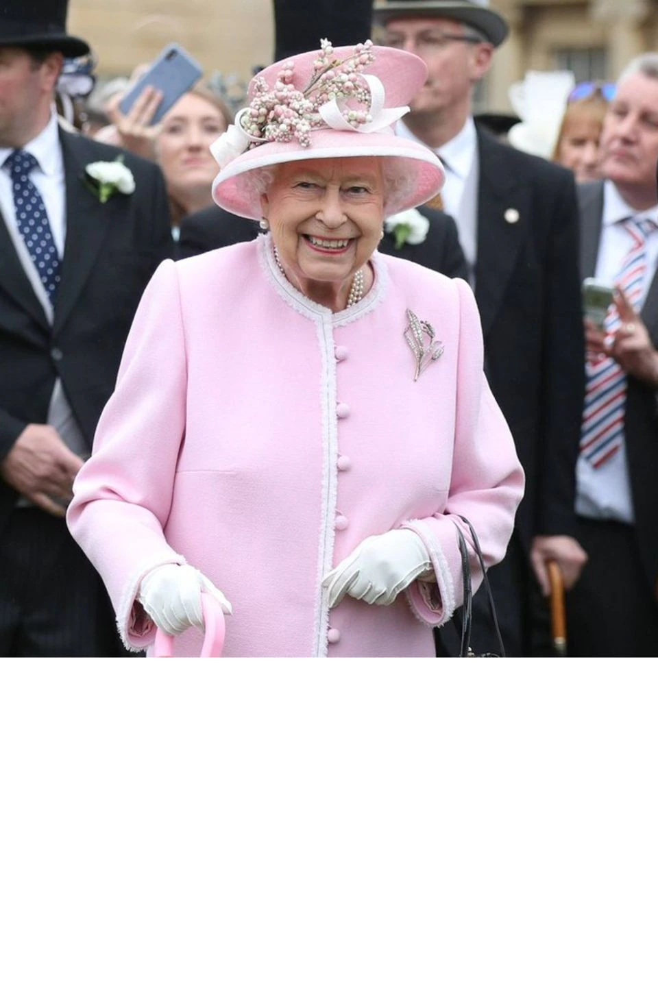 Die Queen ist regelmäßig mit Broschen zu sehen - jetzt sind fünf Exemplare in einer Ausstellung zu sehen.