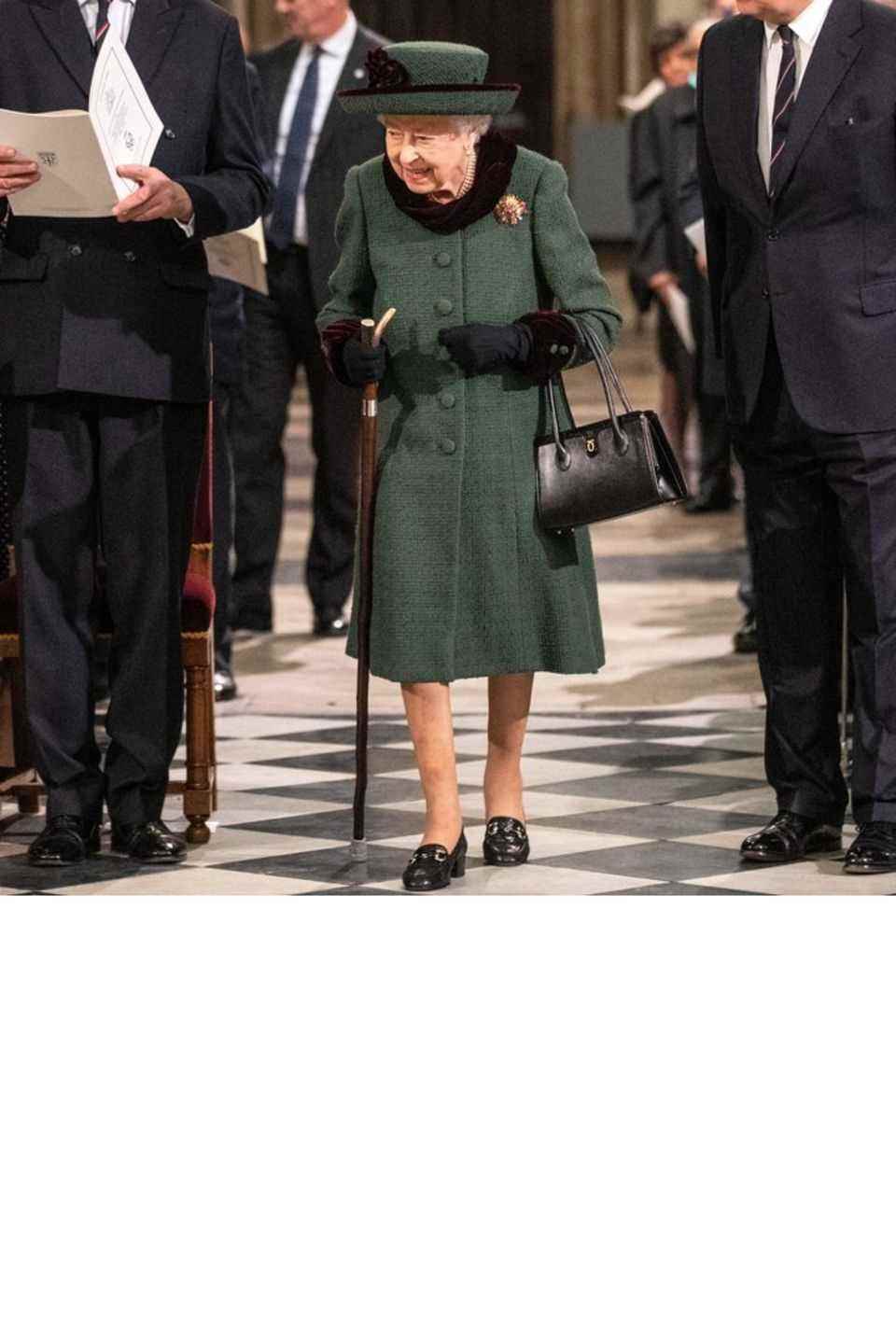 Queen Elizabeth II. erschien in "Edinburgh-Grün" und mit der Handtasche am linken Arm bei der Trauerfeier zu Ehren ihres vor e
