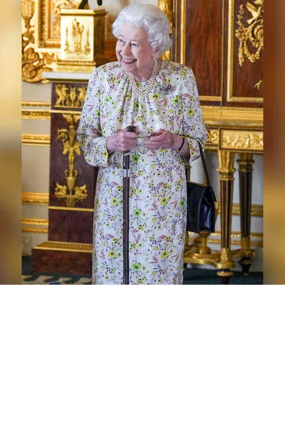 Queen Elizabeth II. zeigte sich lachend und mit Gehstock.