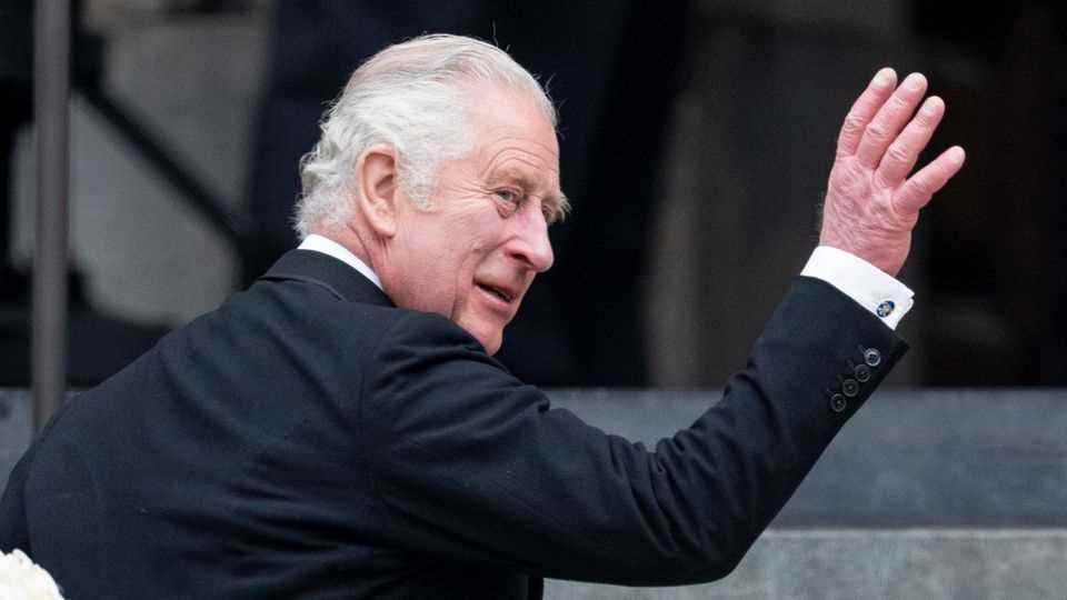 Prince Charles blows an air kiss to Duchess Catherine